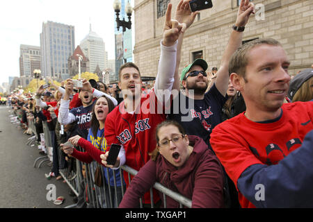 Fans jubeln für die Boston Red Sox während eines Rolling rally Parade für die 2013 World Series Champions in Boston am 2. November 2013. UPI/Matthew Healey Stockfoto