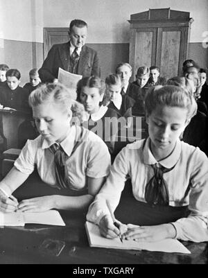 Sechste Klasse Schulraum in einer Schule in sowjetischen besetzten Lettland 1943 Stockfoto