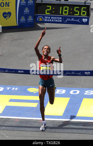 Women's Elite runner Rita Jeptoo aus Kenia über die Ziellinie fährt die Women's Division von 118 Boston Marathon in Boston, Massachusetts am 21. April 2014 zu gewinnen. UPI/Matthew Healey Stockfoto