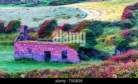 Schöne Farbgebung durch Sonnenuntergang über einem zerstörten Haus auf der Wiese in der Nähe der Ortschaft Doolin, wilden Atlantik, archäologischen Stätten in der Grafschaft Clare Stockfoto