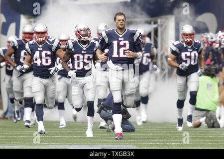 New England Patriots Quarterback Tom Brady (12) nimmt das Feld mit Mannschaftskameraden für ihr erstes Heimspiel der Saison gegen die Oakland Raiders im Gillette Stadium in Foxboro, Massachusetts am 21. September 2014. UPI/Matthew Healey Stockfoto