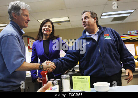 Ehemalige Massachusetts US-Senator Scott Brown, der Republikaner für US-Senat in New Hampshire (L) rüttelt Hände New-Jersey Gouverneur Chris Christie (R) als Senator Kelly Ayotte (R-NH) (C) an schaut während einer Kampagne stop an MacKenna's Restaurant in New London, New Hampshire am 3. November 2014. Braun ist herausfordernd, New-Hampshire demokratischen Amtsinhaber Senator Jeanne Shaheen in der Dienstag Zwischenwahlen. UPI/Matthew Healey Stockfoto