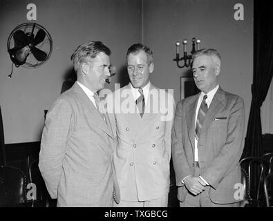 Neue Dust-Bowl-Programm für Südwesten. Washington, D.C., Juni 2. Sekretär für Landwirtschaft Henry Wallace ernennt Roy I. Kimmel, Amarillo, Texas, um ein breites Bundesprogramm, Bodenschutz, Umsiedlung und AAA-Wind-Erosion-Programm in 100 Ländern zu rehabilitieren koordinieren Kompromisse bei 140.000 Quadratmeilen, in Texas, Oklahoma, Kansas, Colorado und New Mexico. Kimbel wurde verantwortlich für das RA-Reha-Programm im Südwesten, seine Ernennung gilt auf unbestimmte Zeit. Gezeigt, links, rechts im Bild sind, Wallace, Kimmel und Asst. Sek. Landwirtschaft m.l. Wilson Stockfoto