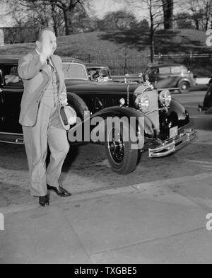Der deutsche Botschafter Hans Dieckhoff gibt vertrauten Hitlergruß, wie er im Außenministerium heute Staatssekretär Cordell Hull einen Abschied Anruf zahlen ankommt. Er erwartet für Deutschland aus New York kommenden Freitag Nacht auf der Europa segeln Stockfoto