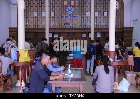Kambodschaner Mailing an der Post, Uhren w/Zeitzonen aus der ganzen Welt auf Wand, Phnom Penh, Kambodscha. Credit: Kraig Lieb Stockfoto