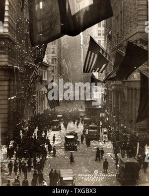 Deutschland kapituliert. Foto zeigt feiern an der Wall Street mit Konfetti, amerikanische Flaggen und Menschenmassen. Stockfoto