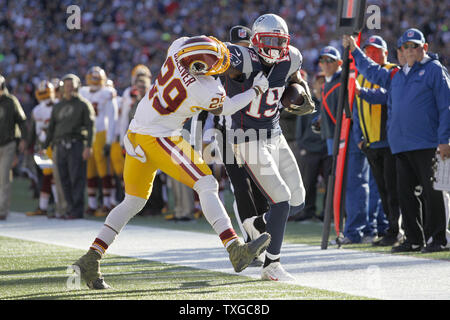 New England Patriots wide receiver Brandon LaFell (19) schob liegt außerhalb der Grenzen von Washington Redskins Cornerback Chris Culliver (29) Im ersten Quartal im Gillette Stadium in Foxborough, Massachusetts am 8. November 2015. Die Patrioten besiegt die Redskins 27-10. Foto von Matthew Healey/UPI Stockfoto