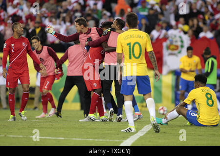 Brasilien Mittelfeldspieler Lucas Lima (10) und Mittelfeldspieler Elias (9) sehen Sie auf wie Peru feiert nach dem Sieg über Brasilien 1-0 im Jahr 2016 Copa America Centenario Gruppe B Spiel im Gillette Stadium in Foxborough, Massachusetts am 12. Juni 2016. Foto von Matthew Healey/UPI Stockfoto