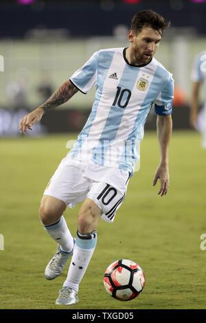 Argentinien Mittelfeldspieler Lionel Messi (10.) lädt bis in die zweite Hälfte der 2016 Copa America Centenario Viertelfinalegleichen gegen Venezuela am Gillette Stadium in Foxborough, Massachusetts am 18. Juni 2016. Argentinien besiegt Venezuela 4-1. Foto von Matthew Healey/UPI Stockfoto