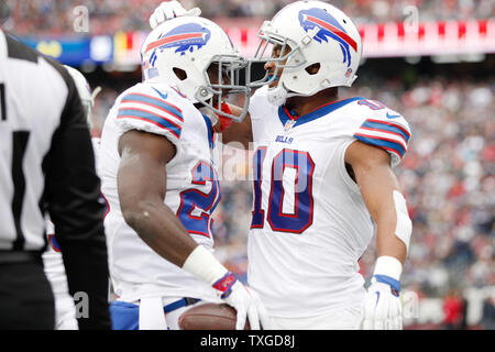 Buffalo Bills zurück laufen LeSean McCoy (25) gratuliert von wide receiver Robert Woods nach McCoy auf einem 7 Yard zählte im ersten Viertel gegen die New England Patriots am Gillette Stadium in Foxborough, Massachusetts am 2. Oktober 2016. Die Rechnungen besiegt die Patrioten 16-0. Foto von Matthew Healey/UPI Stockfoto