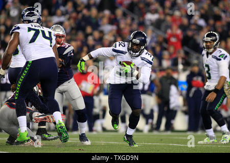 Seattle Seahawks zurück läuft, Christine Michael (32) Abgaben auf einem Feld im zweiten Viertel gegen die New England Patriots am Gillette Stadium in Foxborough, Massachusetts führen am 13. November 2016. Foto von Matthew Healey/UPI Stockfoto