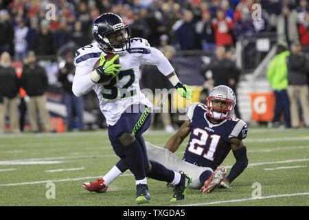 Seattle Seahawks zurück läuft, Christine Michael (32) verlässt New England Patriots Cornerback Malcolm Mitchell (21) auf eine Durchführung im vierten Quartal am Gillette Stadium in Foxborough, Massachusetts am 13. November 2016. Die Seahawks besiegt die Patrioten 31-24. Foto von Matthew Healey/UPI Stockfoto
