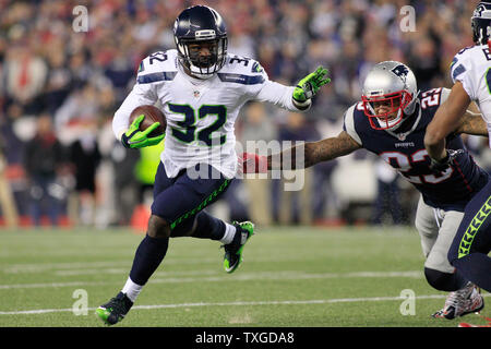 Seattle Seahawks zurück läuft, Christine Michael (32) weicht einem Angriff durch New England Patriots safety Patrick Chung auf einem Im ersten Quartal am Gillette Stadium in Foxborough, Massachusetts am 13. November 2016 durchzuführen. Die Seahawks besiegt die Patrioten 31-24. Foto von Matthew Healey/UPI Stockfoto