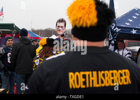 New England Patriots und Pittsburgh Steelers fans Heckklappe vor Beginn der AFC Championship Game am Gillette Stadium in Foxborough, Massachusetts am 22. Januar 2017. Der Gewinner wird auf den Gewinner des NFC Championship Game zwischen den Falken und die Verpacker in Super Bowl LI Foto von Matthew Healey/UPI zu spielen Stockfoto