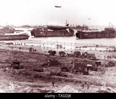 Foto des d-Day Landung Fahrzeuge, Schiffe, eine Landungkraft (Infanterie und Fahrzeuge) vom Meer entfernt, am Ufer bei einem amphibischen Angriff zu vermitteln. Datiert 1944 Stockfoto