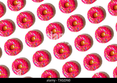 Wiederholen nahtlose Muster von identischen rosa Donuts auf weißem Hintergrund isoliert. Stockfoto