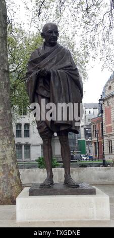 Bronzestatue von Mahatma Gandhi (1869-1930) Führer der indischen Unabhängigkeitsbewegung im britisch beherrschten Indien. Einsatz von gewaltfreien zivilen Ungehorsam, führte Gandhi Indien zu Unabhängigkeit und inspirierten Bewegungen für Bürgerrechte und Freiheit auf der ganzen Welt. Parliament Square, London. Stockfoto