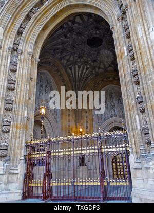 Äußere des Palace of Westminster. Der Palace of Westminster ist der Treffpunkt des House Of Commons und dem House Of Lords, die beiden Häuser des Parlaments des Vereinigten Königreichs. Datierte 2015 Stockfoto