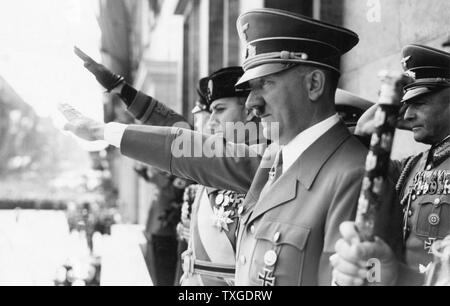 Foto von Adolf Hitler und Graf Ciano Grüßen auf dem Kanzleramt Balkon, Berlin. Datiert 1943 Stockfoto