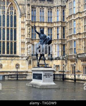 Richard Coeur de Lion, 12. Jahrhundert Reiterstatue zum Gedenken an englischen Monarchen Richard ich (1157-1199) auch bekannt als Richard Löwenherz. Vom 12. Jahrhundert Stockfoto