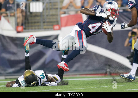 New England Patriots kick returner Cyrus Jones (41) wird von Jacksonville Jaguars spezielle Mannschaften Spieler Keelan Cole im ersten Quartal von einem preseason Spiel am Gillette Stadium in Foxborough, Massachusetts am 10. August 2017 ausgelöst. Foto von Matthew Healey/UPI Stockfoto