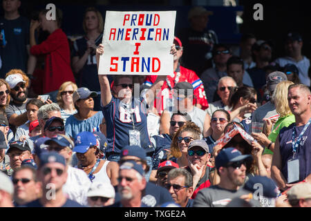 Die New England Patriots fan hält ein Schild in Reaktion auf die Nationalhymne Kontroverse im zweiten Quartal gegen die Houston Texans am Gillette Stadium in Foxborough, Massachusetts am 24. September 2017. Die Patrioten besiegten die Texaner 36-33. Foto von Matthew Healey/UPI Stockfoto