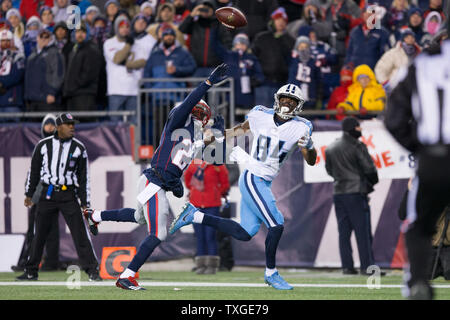 Tennessee Titans wide receiver Corey Davis (24) einen 15 Yard Touchdown, während durch die New England Patriots Cornerback Malcolm Butler (21) Im ersten Quartal des AFC Divisional Round Playoff Spiel bei Gillette Stadium in Foxborough, Massachusetts bedeckt am 13 Januar, 2018 zieht. Foto von Matthew Healey/UPI Stockfoto