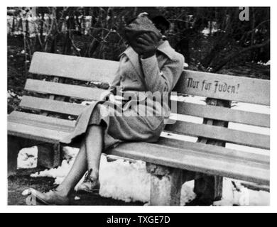 Fotografieren einer jüdischen Frau in Österreich sitzen auf einer Bank markiert "nur für Juden." Datiert 1938 Stockfoto