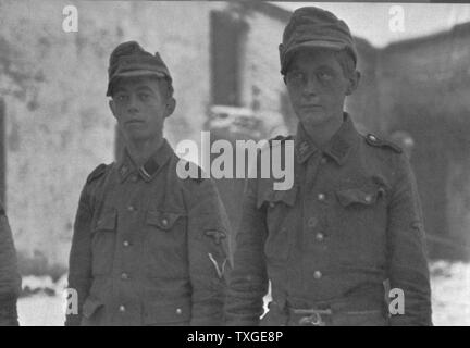 Foto von zwei Hitler-Jugend Mitglieder aufhören, Alliierten, Deutschland. Datiert 1945 Stockfoto