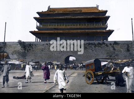 Das Tor zum Kaiserpalast Peking handkolorierten Fotografie. Felice Beato (1832-1909) Italienisch-britische Fotograf. Datiert 1869 Stockfoto