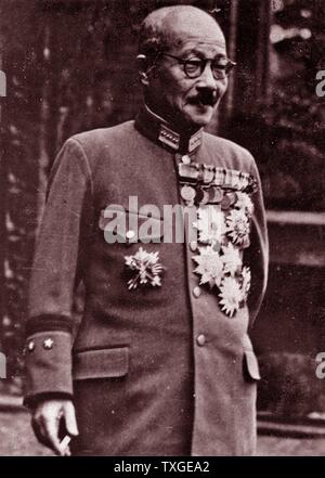 Fotografieren von Tojo Hideki Tojo Hideki (1884 – 1948) general der Kaiserlich Japanische Armee (IJA), der Führer der kaiserlichen Herrschaft Hilfe Vereins und der 40. Premierminister von Japan während des zweiten Weltkriegs. Datiert 1944 Stockfoto
