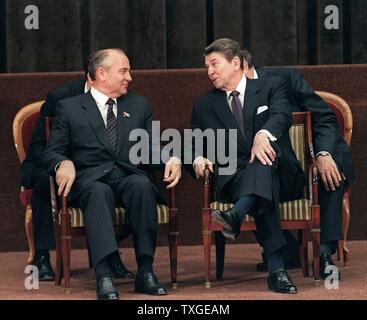 Foto von Präsident Ronald Reagan im Gespräch mit sowjetischen Generalsekretär der kommunistischen Partei der Sowjetunion Mikhail Gorbachev. Datierte 1985 Stockfoto