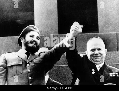 Foto von Fidel Castro (1926-) und Nikita Khrushchev (1894-1971) vor dem Grab von Vladimir Lenin (1970-1924). Datiert 1963 Stockfoto