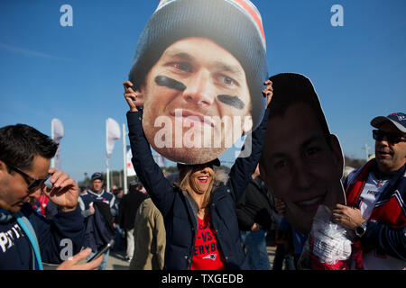 Die New England Patriots fan hält ein Karton Ausschnitt von Quarterback Tom Brady, bevor das AFC Championship Game gegen die Jacksonville Jaguars am Gillette Stadium in Foxborough, Massachusetts am 21. Januar 2018. Foto von Matthew Healey/UPI Stockfoto