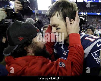 New England Patriots defensive Coordinator Matt Patricia (L) Umarmungen gewinnen Patriots Quarterback Tom Brady nach dem Sieg gegen die Jacksonville Jaguars 24-20 im AFC Championship Game am Gillette Stadium in Foxborough, Massachusetts am 21. Januar 2018. Foto von John angelillo/UPI Stockfoto