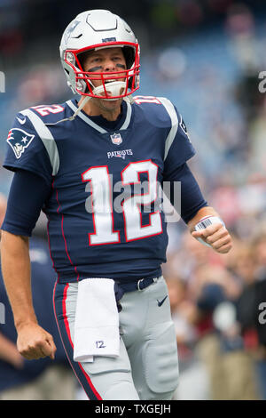 New England Patriots Quarterback Tom Brady (12) nimmt das Feld für Warm-ups vor dem Spiel gegen die Houston Texans am Gillette Stadium in Foxborough, Massachusetts am 9. September 2018. Foto von Matthew Healey/UPI Stockfoto
