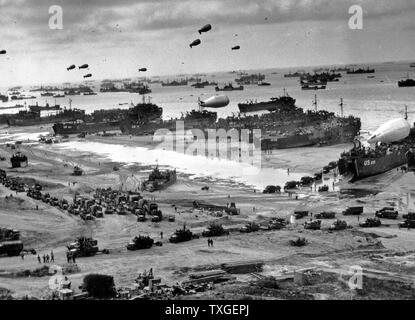 Fotografieren des d-Day Landungsboote, Boote und Seeschiffen verwendet, um eine Landungkraft (Infanterie und Fahrzeuge) zu vermitteln vom Meer an die Küste bei einem amphibischen Angriff. Datiert 1944 Stockfoto