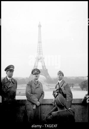 Foto von Adolf Hitler in Paris mit dem Eiffelturm im Hintergrund. Datiert 1940 Stockfoto