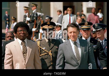 US-Verteidigungsminister Caspar Weinberger mit liberianischen Anführer Samuel Doe im Pentagon in Washington Stockfoto