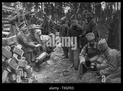 Russische Soldaten vorbereitet Chlorflaschen für einen Gasangriff gegen die deutschen Stellungen während Weltkrieges einer im Jahre 1916 Stockfoto