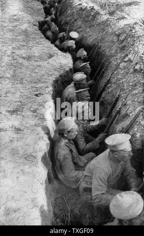 Russische Soldaten in einem Graben während Weltkrieges einer 1916 Stockfoto