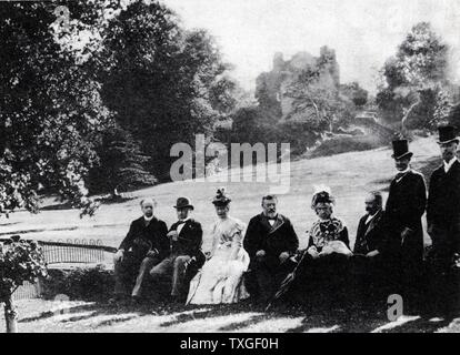 New Zealand Premierminister Richard John Seddon 1897 in Hawarden Castle mit britischen Premierminister William Gladstone. Richard John Seddon (22. Juni 1845 – 10. Juni 1906) ist bis heute der am längsten amtierende Premierminister von Neuseeland. Er gilt als einer der größten politischen Führer Neuseelands durch einige, einschließlich Historiker Keith Sinclair. Stockfoto