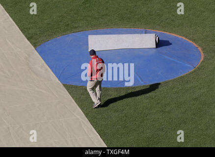 Bodenmannschaft Arbeiter bereiten die infield am Fenway Park einen Tag vor den Boston Red Sox host Spiel eins der MLB World Series 2018 gegen die Los Angeles Dodgers am Fenway Park in Boston, Massachusetts am 22. Oktober 2018. Foto von John angelillo/UPI Stockfoto