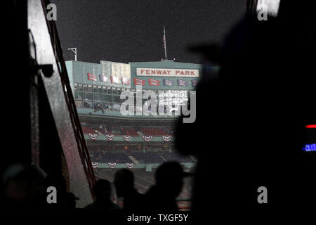 Baseball Fans warten unter dem steht während eines regen Sturm vor dem Spiel eins der MLB 2018 World Series zwischen den Boston Red Sox und Los Angeles Dodgers am Fenway Park in Boston, Massachusetts am 23. Oktober 2018. Foto von Matthew Healey/UPI Stockfoto