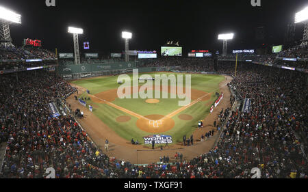 Die Fans sind bereit, die Leuchten werden wie die Boston Red Sox host die Los Angeles Dodgers in Spiel zwei der MLB World Series 2018 am Fenway Park in Boston, Massachusetts am 24. Oktober 2018. Die Red Sox führen die Reihe 1-0 über die Schwindler. Foto von Matthew Healey/UPI Stockfoto