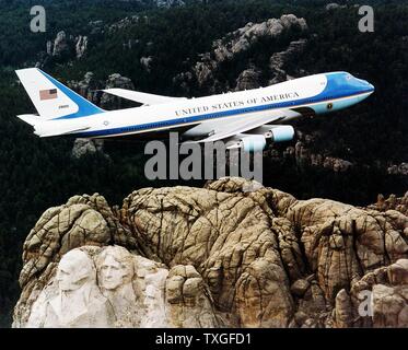 Air Force One, den Lufttransport des Präsidenten der Vereinigten Staaten von Amerika, fliegen über Mount Rushmore. 2001 Stockfoto