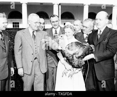 Präsident Harry Truman der USA, vergibt das Thanksgiving Türkei 1947 Stockfoto