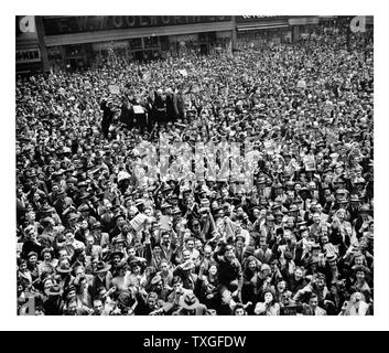 Menschenmenge versammelt sich in New York, USA, bis zum Ende des Weltkrieges zwei in Europa feiern Mai 1945 Stockfoto