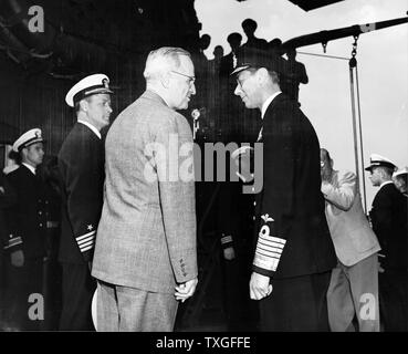 US-Präsident Harry Truman und König George VI des Vereinigten Königreichs an Bord USS Augusta, Plymouth, England 1945 Stockfoto