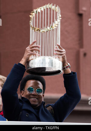 Pensionierte Boston Red Sox Pitcher Pedro Martinez mit einem World Series Trophäe. Mitglieder der Boston Red Sox ihren Weg durch Boston, Massachusetts während einer World Series Siegesparade am 31. Oktober 2018. Die Red Sox gewann die World Series, durch das Besiegen der Los Angeles Dodgers vier Spiele. Foto von John Cetrino/UPI Stockfoto